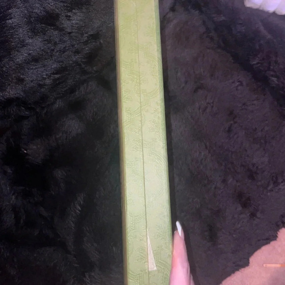 AUTHENTIC MEDIUM GARMENT BOX GREEN PAISLEY TEXTURED WITH TISSUE PAPER - Picture 2 of 8